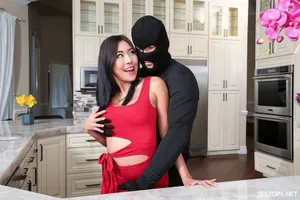 Hẹn hò tại khách sạn với một người đẹp gợi cảm, mặc đồ hầu gái có vòng ba to béo, chiếc lưỡi mềm mại liếm dương vật và đưa sâu vào âm hộ...