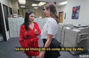 Bố đi làm ăn, con trai ở nhà nhìn thấy má thẩm du trong phòng