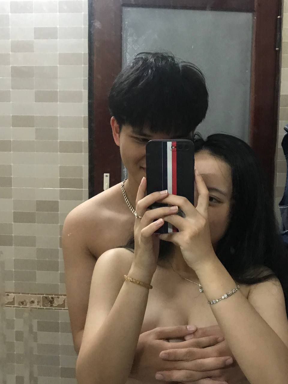 Người đẹp trẻ trung và gợi cảm của Hàn Quốc Andy Sera có thân hình tuyệt đẹp. Chồng cô đã tìm thấy một siêu mẫu có điểm số cao trên Internet và đã có một cuộc chiến với người mẫu nam